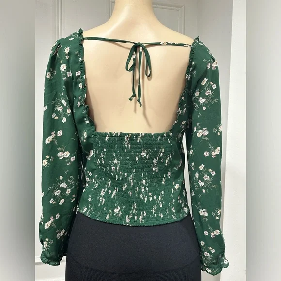 NWT Abercrombie & Fitch Women's Green Blouse with floral pattern.
Size: Médium - Picture 5 of 8